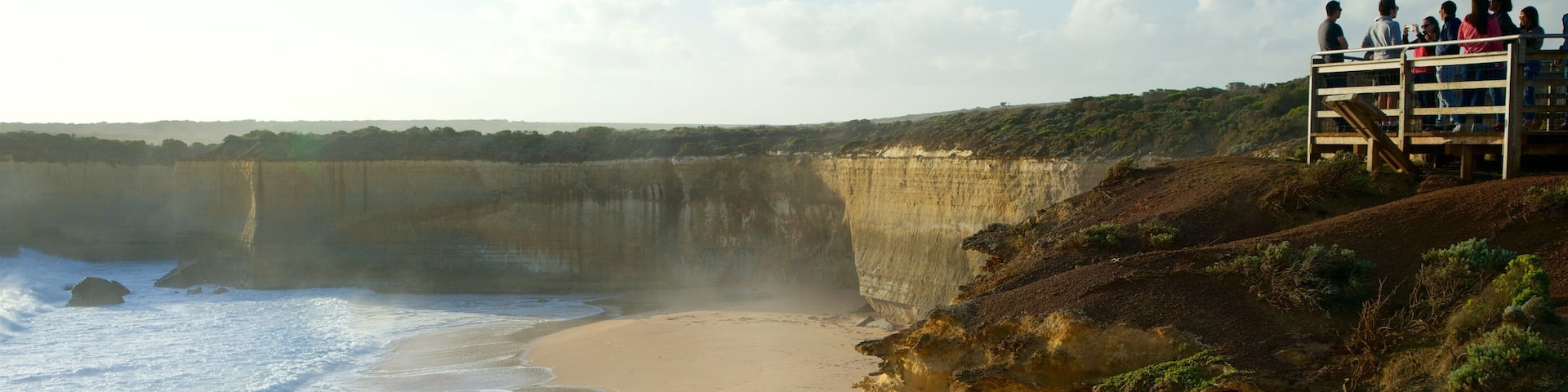 Port Campbell welches beinhaltet Strand und Ansichten sowie große Menschengruppe