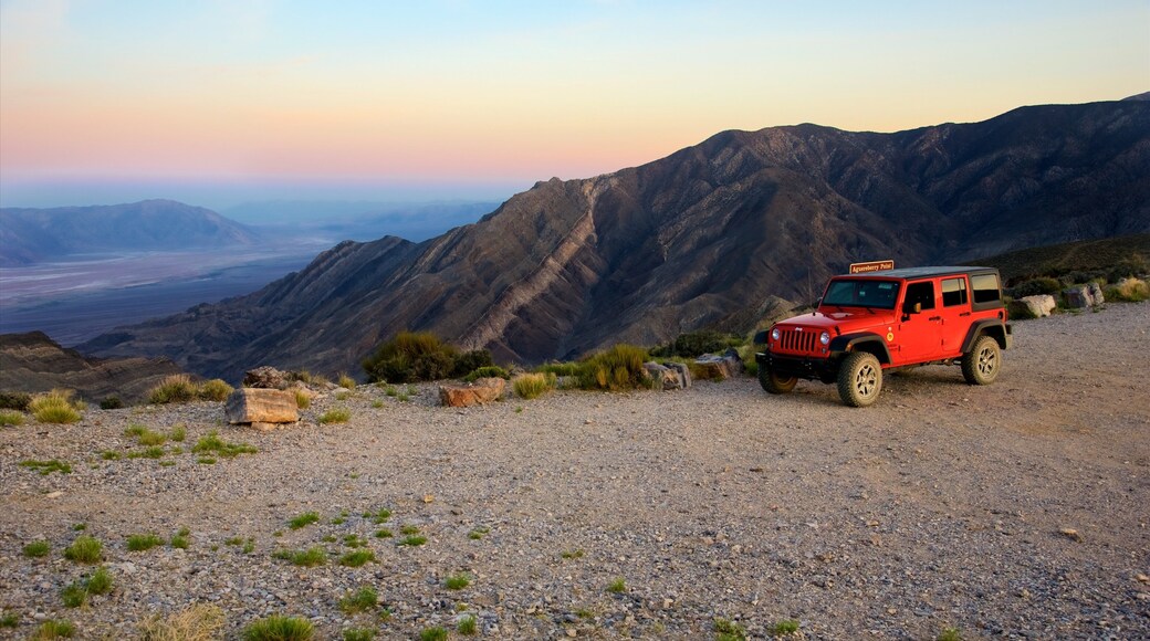 Valle de la Muerte ofreciendo escenas tranquilas, paseos en 4 x 4 y un atardecer