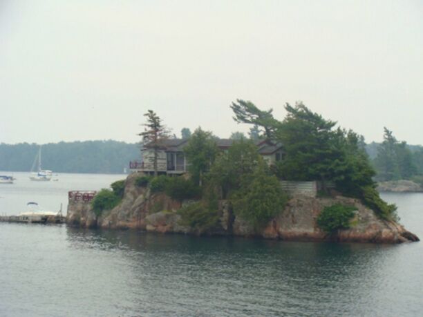 Single residence island at St. Lawrence river between Canada and the USA