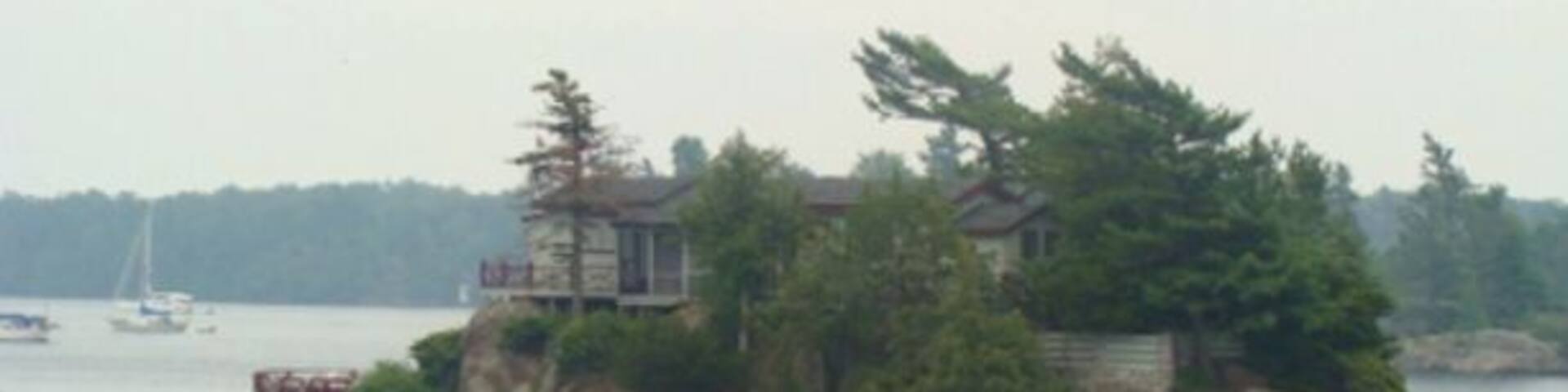 Single residence island at St. Lawrence river between Canada and the USA