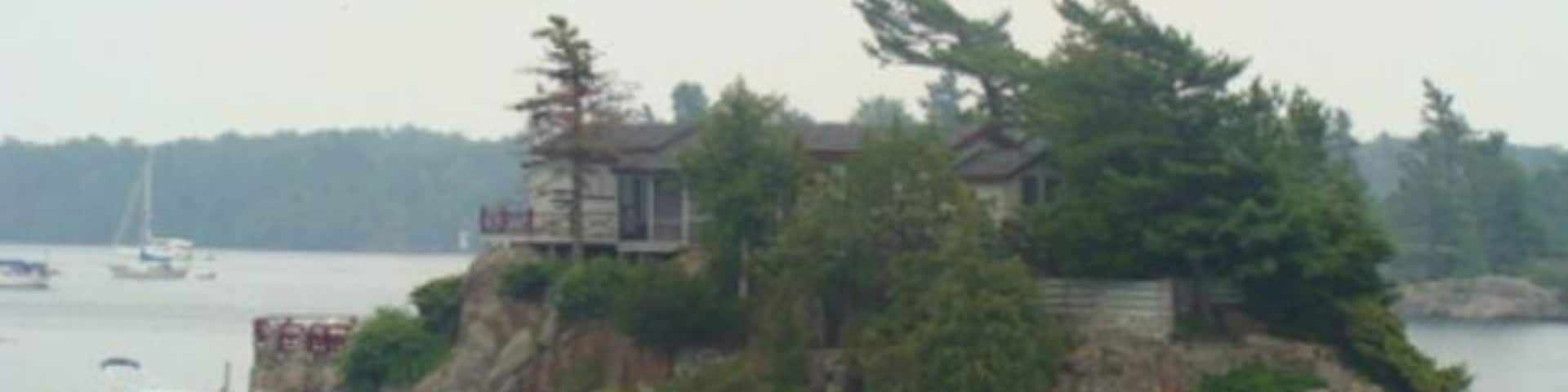 Single residence island at St. Lawrence river between Canada and the USA