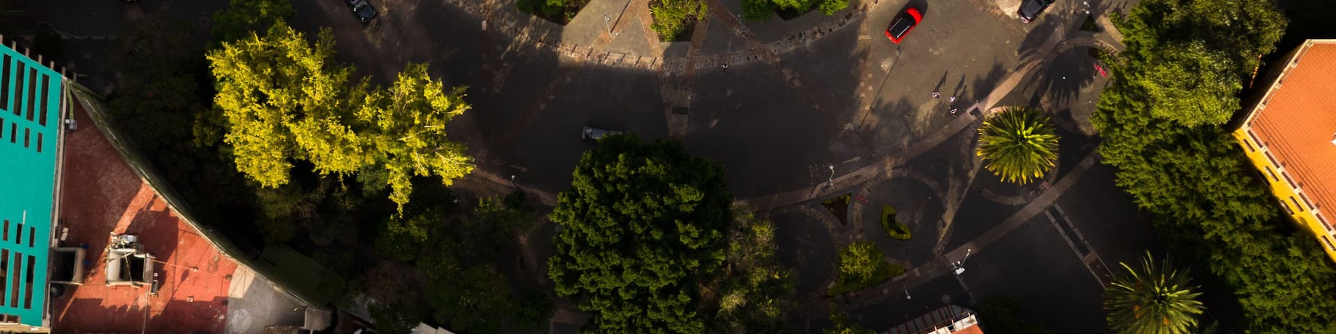 Vista cenital sobre la Glorieta y fuente de la Cibeles en la colonia Roma durante el atardecer.