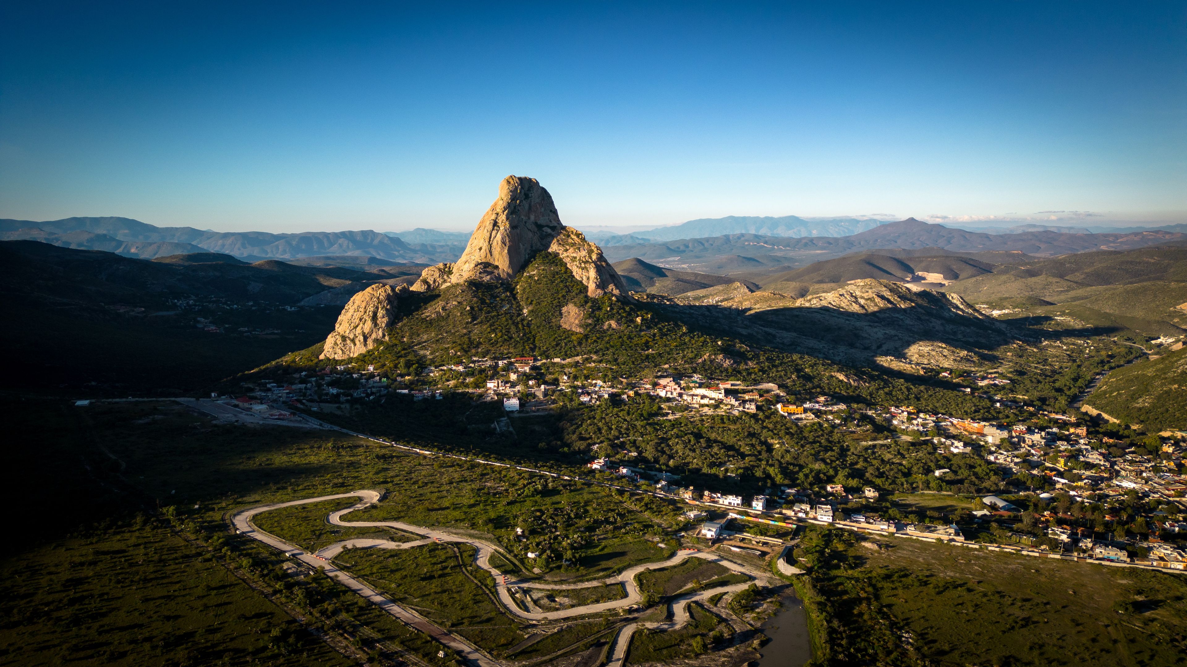 Peña de Bernal en Queretaro, con dron. Piedra, monolito gigante.