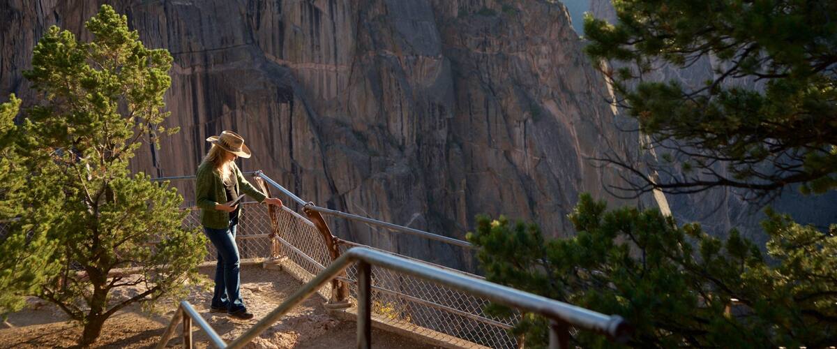 Montrose montrant vues et gorge ou canyon aussi bien que femme