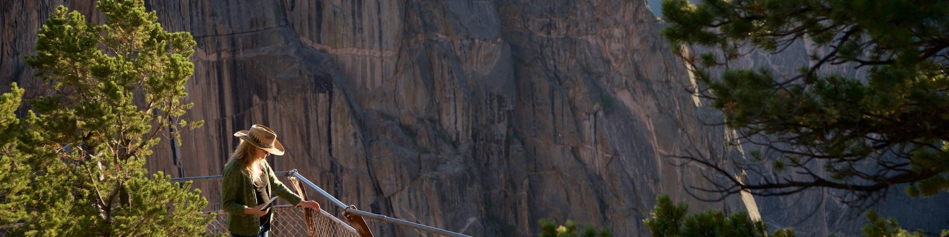 Montrose caracterizando um desfiladeiro ou canyon e paisagens assim como uma mulher sozinha