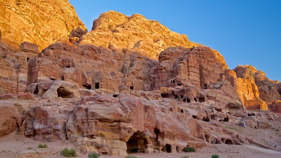 Wadi Musa mostrando rovine di un edificio, oggetti d\'epoca e gola o canyon
