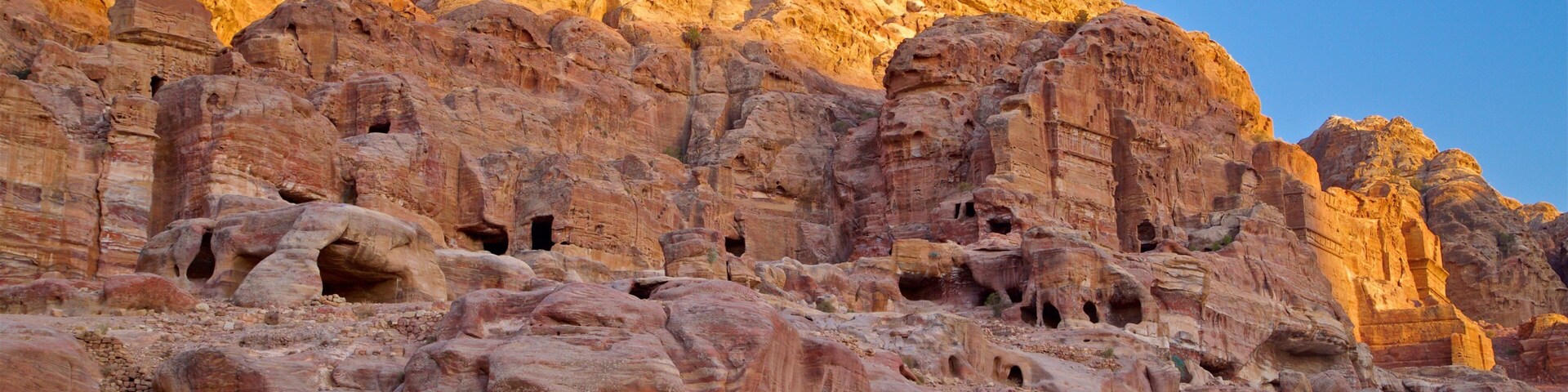 Wadi Musa showing a gorge or canyon, heritage elements and building ruins