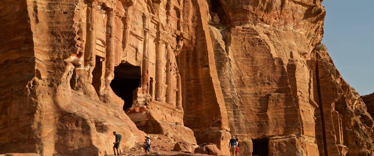 Wadi Musá mostrando una ruina, un barranco o cañón y patrimonio de arquitectura