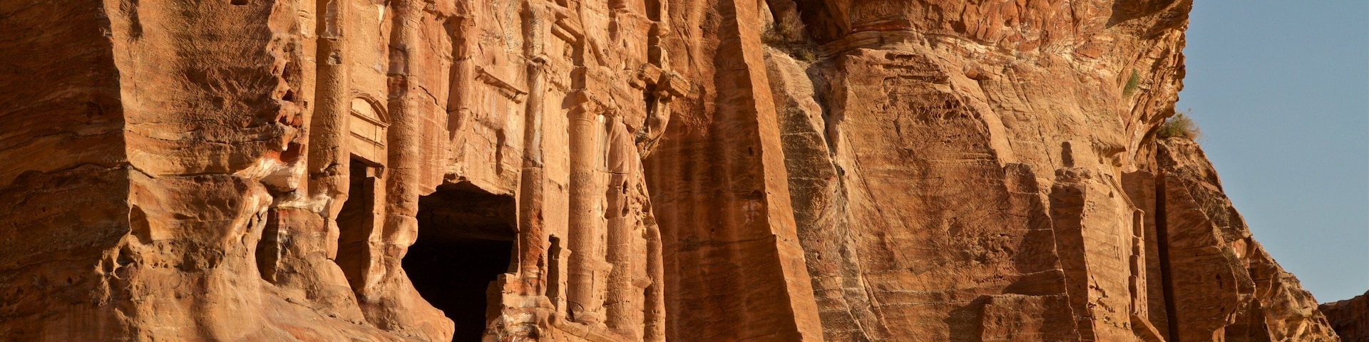 Wadi Musá que incluye ruinas de un edificio, una garganta o cañón y arquitectura patrimonial