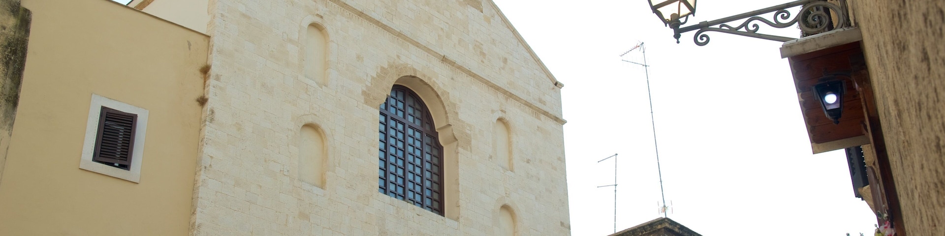 Bari which includes heritage architecture