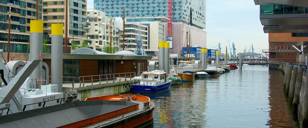 Hamburgo que incluye una marina, una ciudad y un río o arroyo