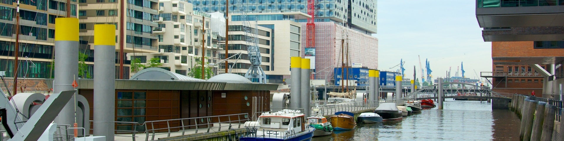 Hamburgo caracterizando uma marina, um rio ou córrego e uma cidade