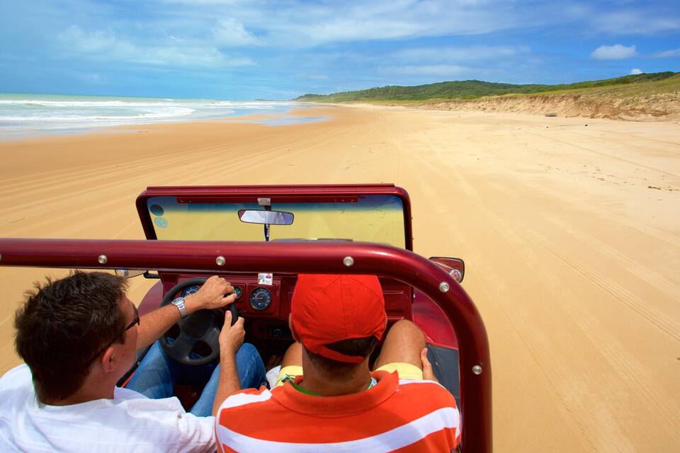 Uma praia com uma duna e o oceano.