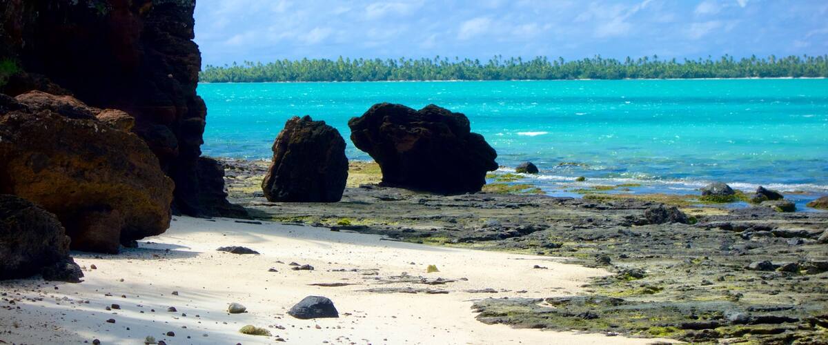 Aitutaki featuring rocky coastline