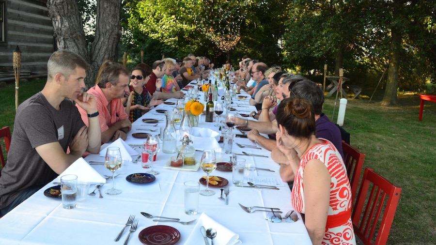 Champaign ofreciendo comer al aire libre y también un pequeño grupo de personas