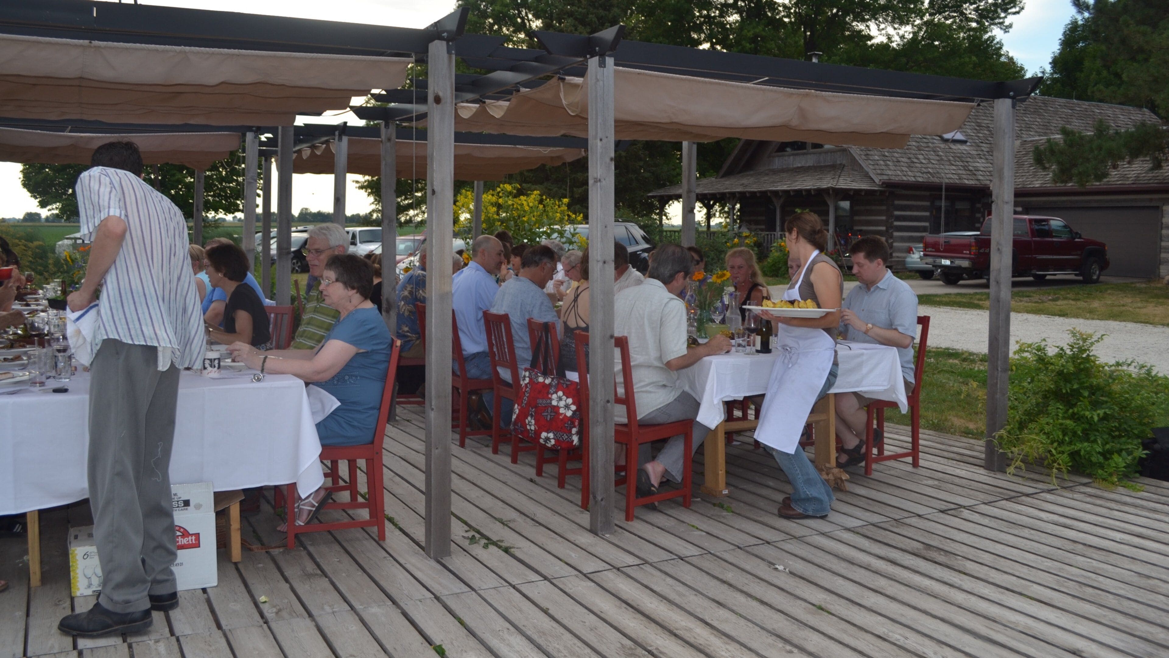 Champaign montrant sortie au restaurant aussi bien que petit groupe de personnes
