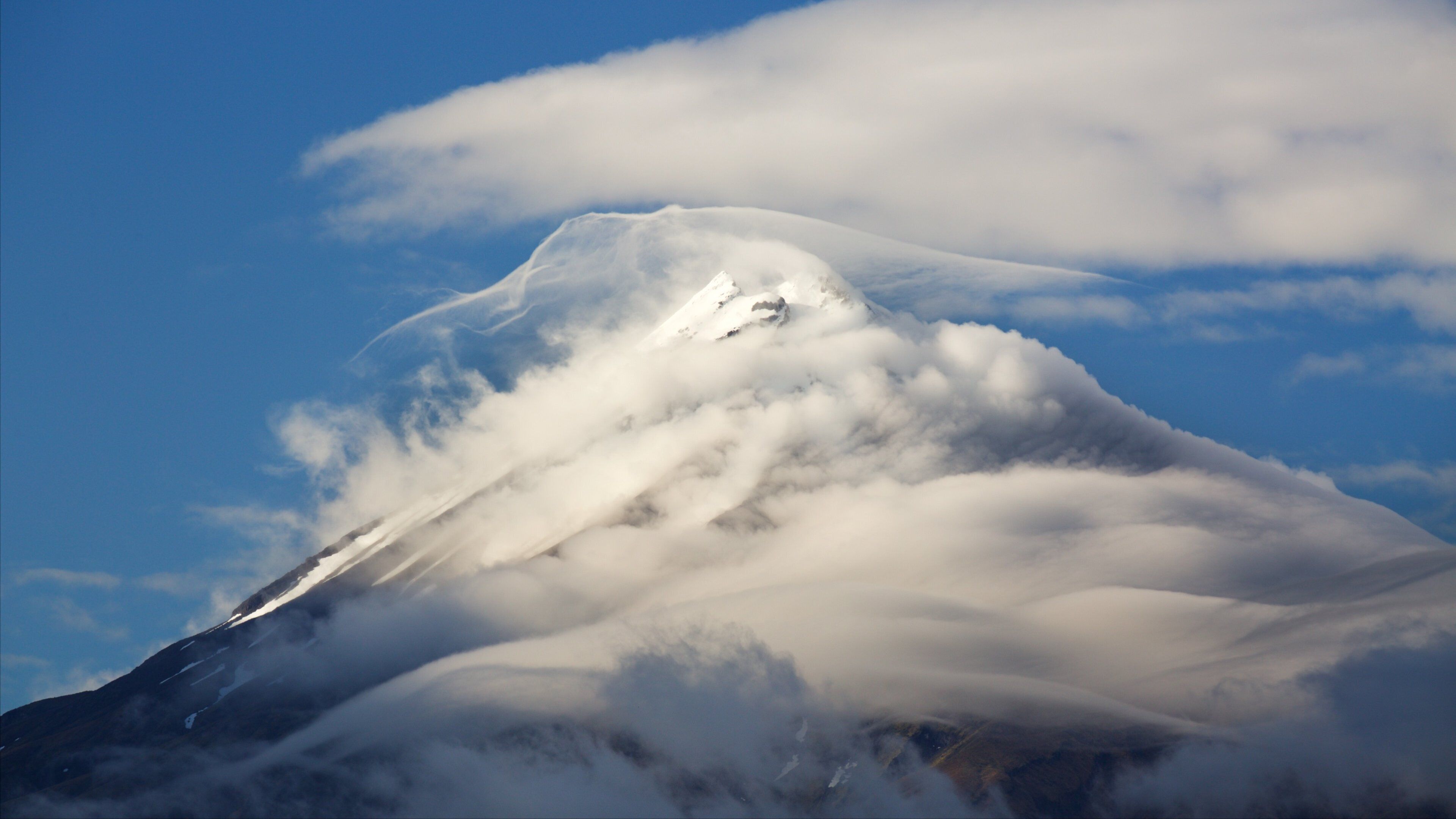 Lake Mangamahoe which includes mountains, landscape views and mist or fog