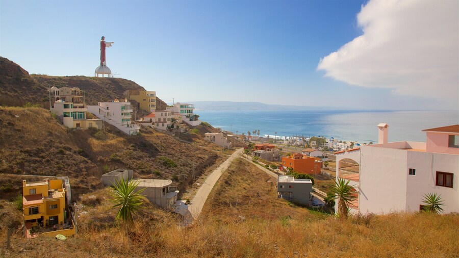 Rosarito que incluye una pequeña ciudad o pueblo y vistas generales de la costa