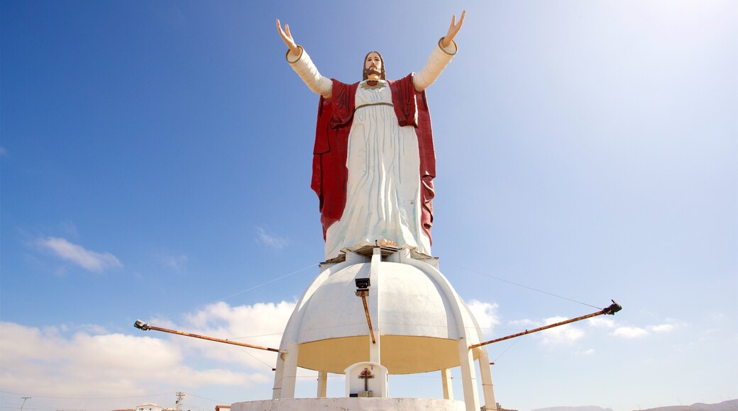 Rosarito ofreciendo una estatua o escultura y elementos religiosos