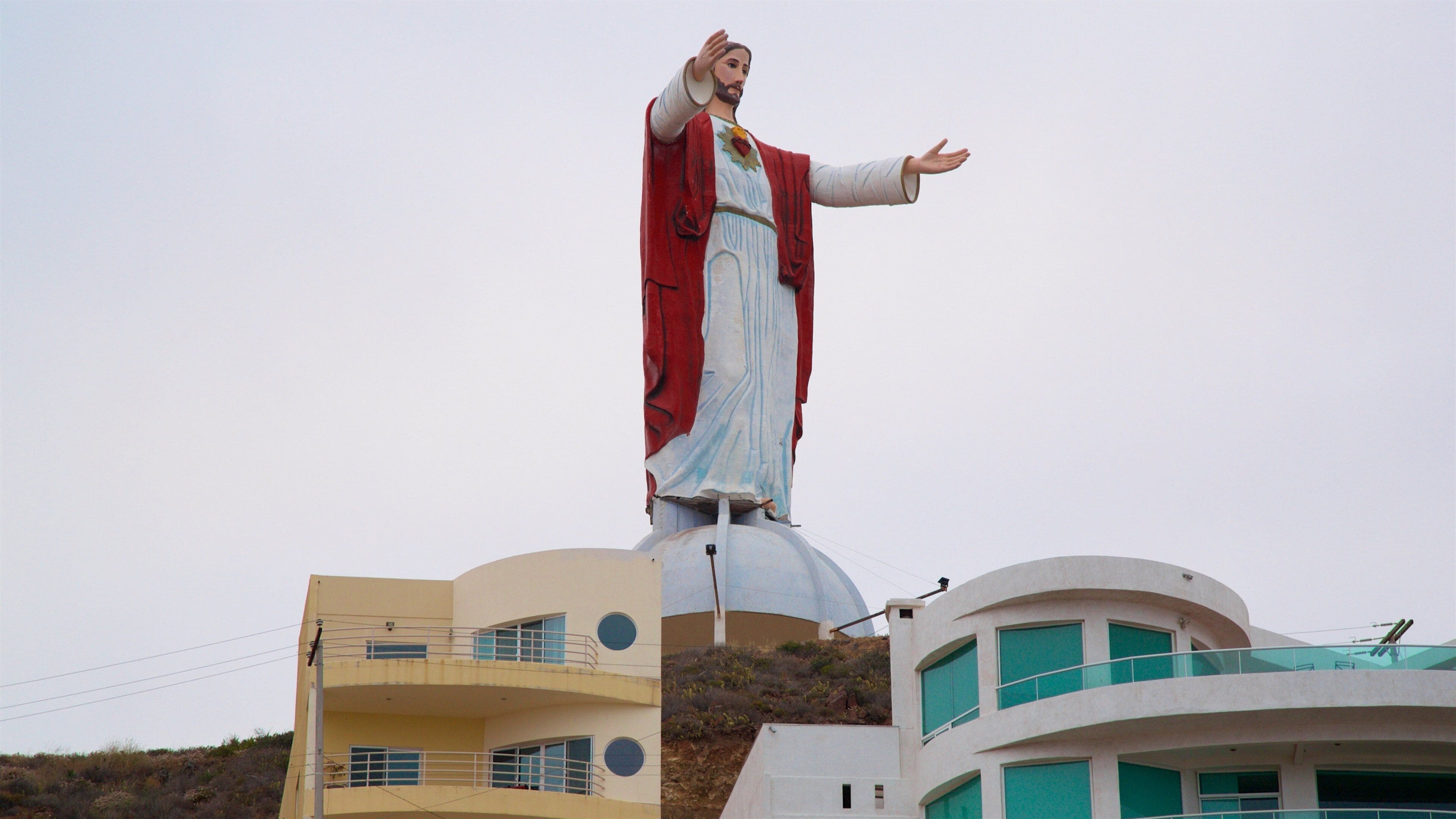 Rosarito mostrando aspectos religiosos y una estatua o escultura