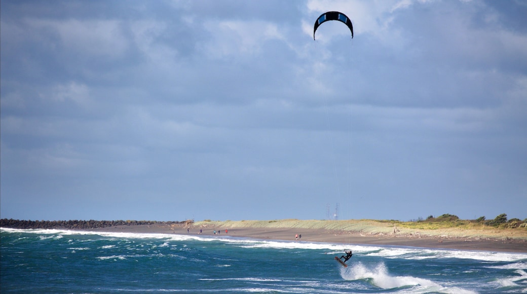 New Plymouth toont golven, een baai of haven en een strand