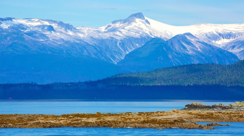 Juneau toont een baai of haven, landschappen en bergen