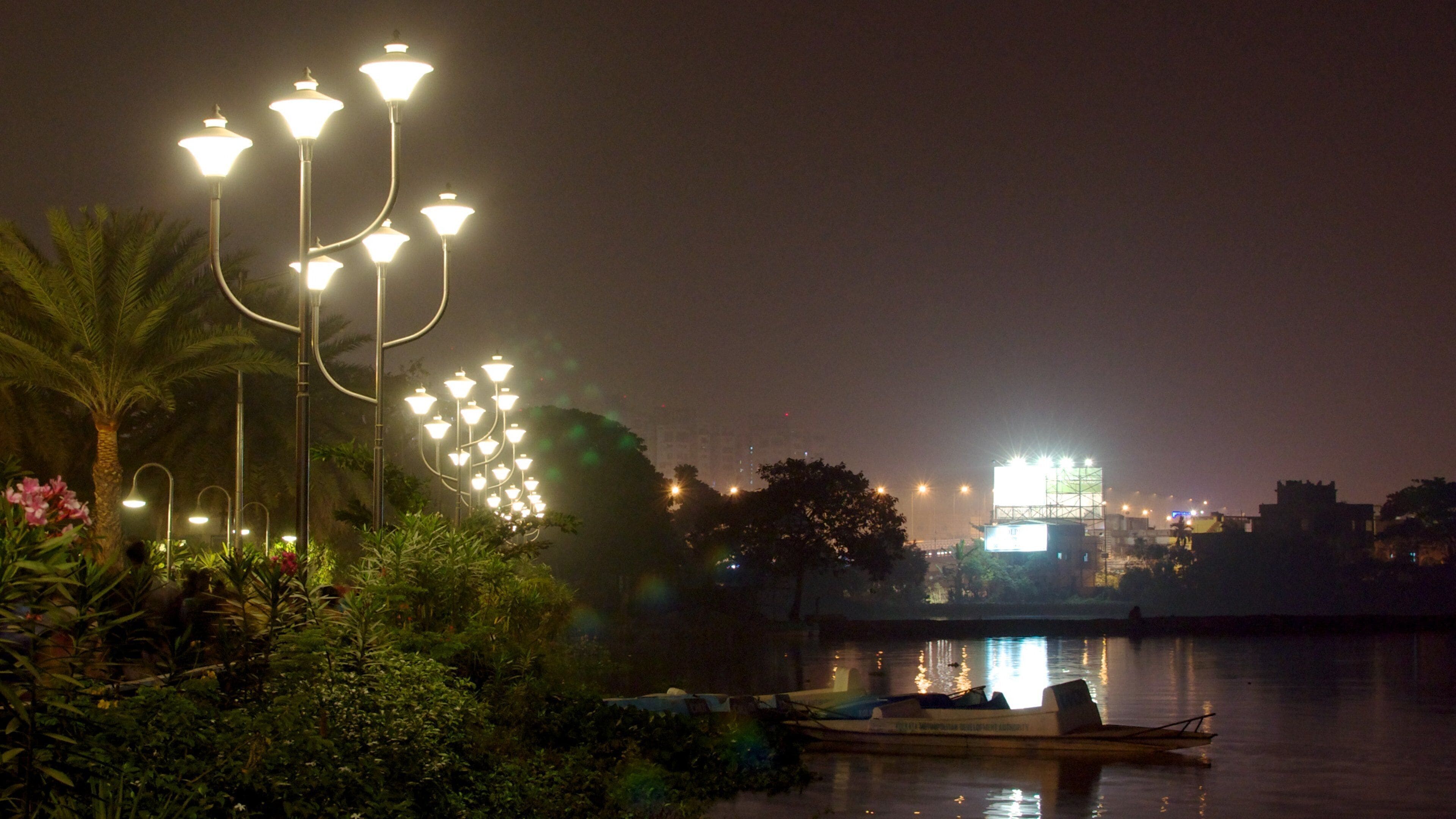 กัลกัตตา เนื้อเรื่องที่ เมือง, ทะเลสาบหรือแอ่งน้ำ และ วิวกลางคืน