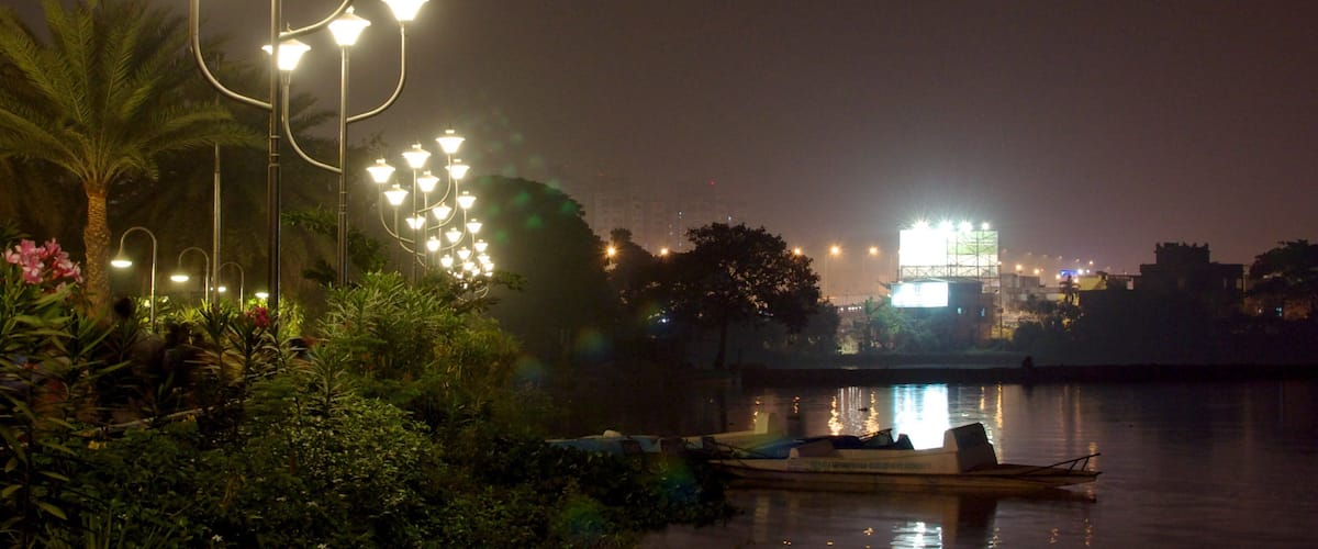 Calcuta ofreciendo un lago o laguna, escenas nocturnas y una ciudad