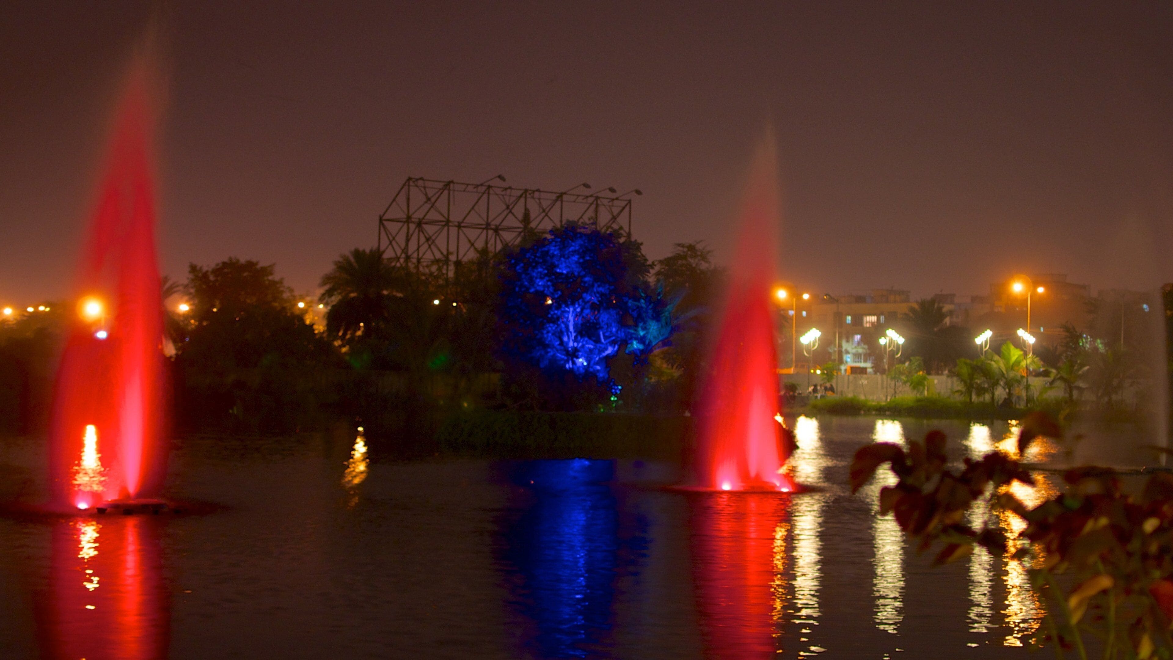 กัลกัตตา ซึ่งรวมถึง วิวกลางคืน, เมือง และ ทะเลสาบหรือแอ่งน้ำ