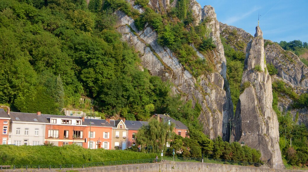 Dinant mettant en vedette montagnes et petite ville ou village