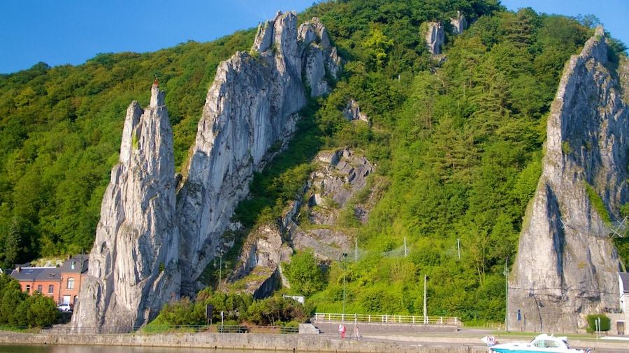 Dinant qui includes montagnes