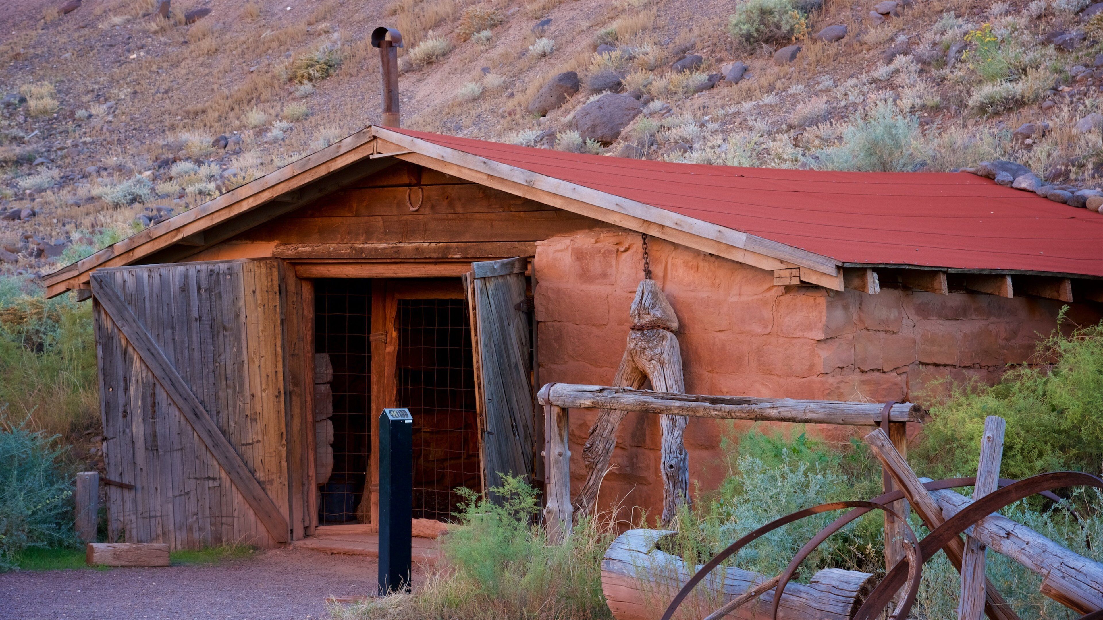 Torrey ofreciendo tierras de cultivo, escenas tranquilas y una casa