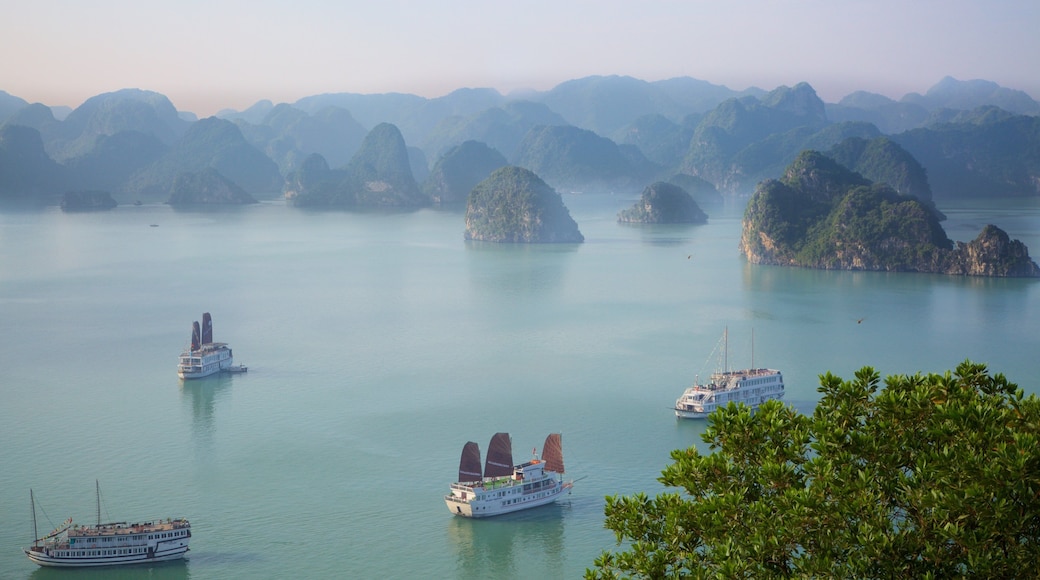 Halong Bay inclusief cruises, rotsachtige kustlijn en algemene kustgezichten