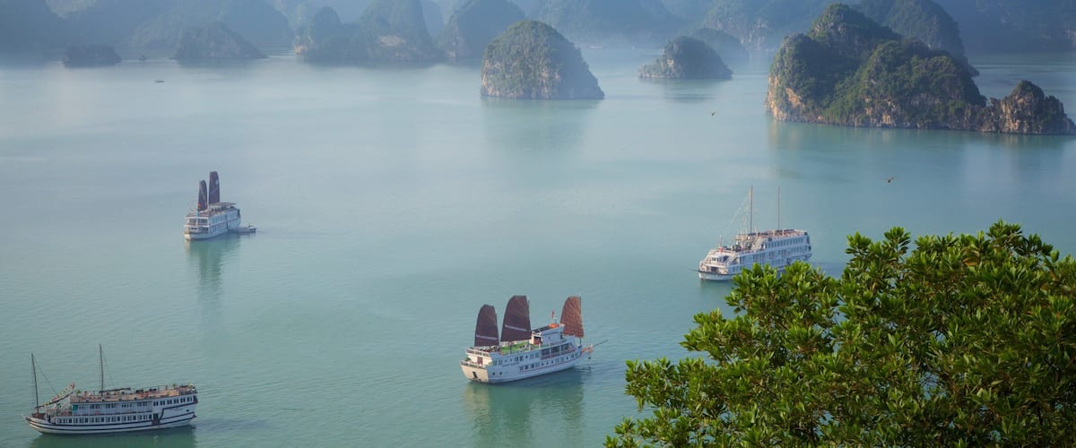 Halong Bay som visar kustutsikter, kryssning och landskap