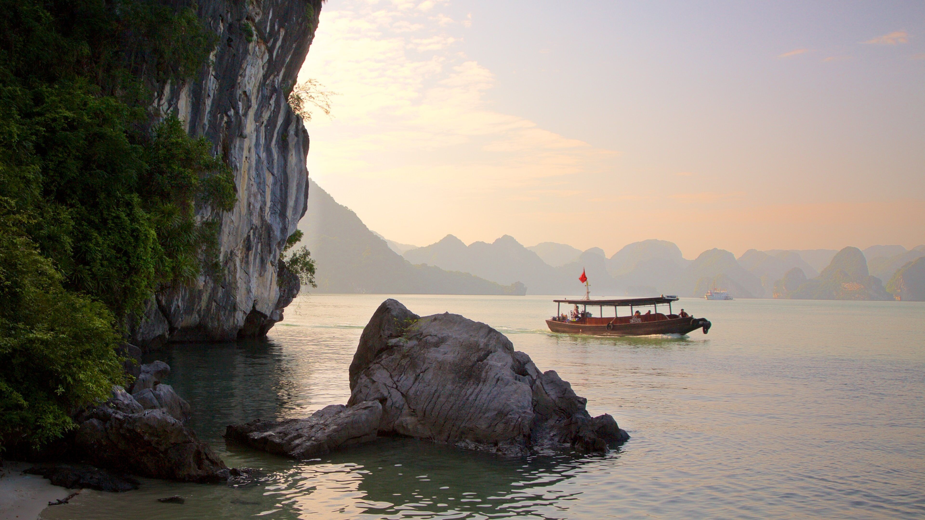 Halong Bay fasiliteter samt båter og utsikt mot øy