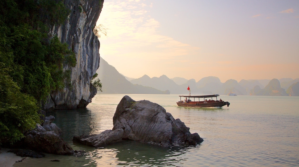 Halong Bay bevat eilanden en varen