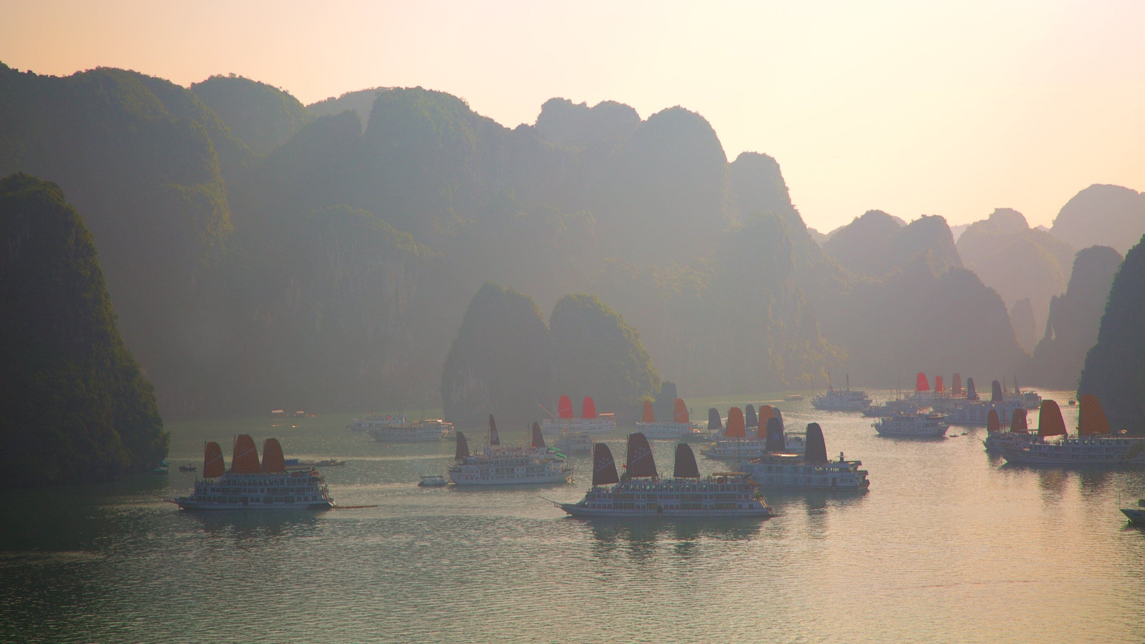 Halong Bay som inkluderer bukt eller havn og fjell