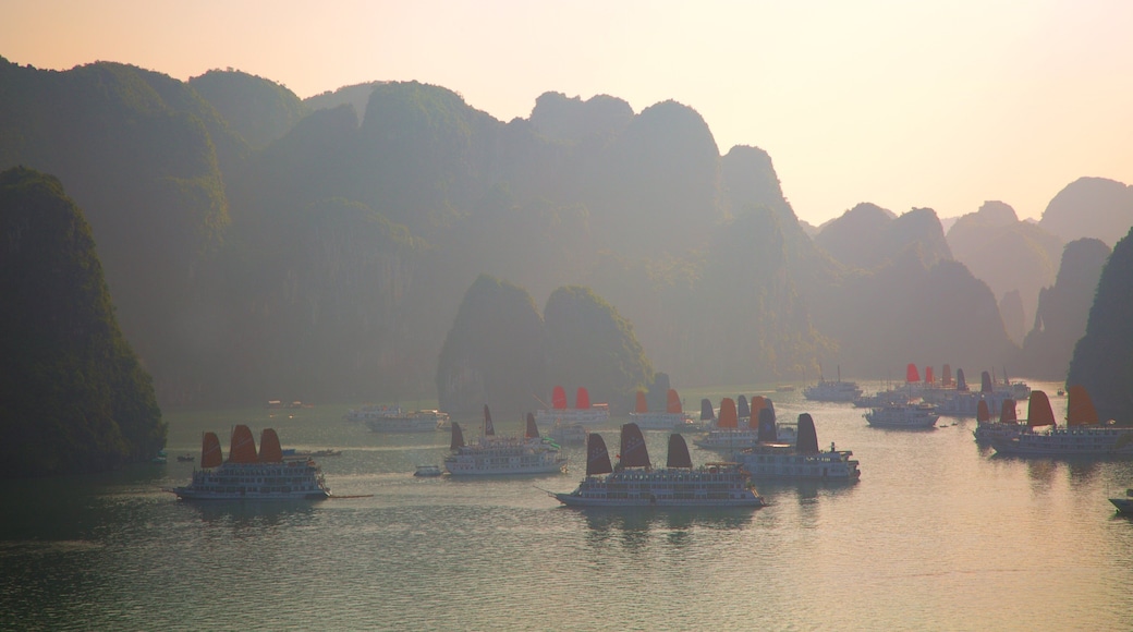 Halong Bay inclusief bergen en een baai of haven