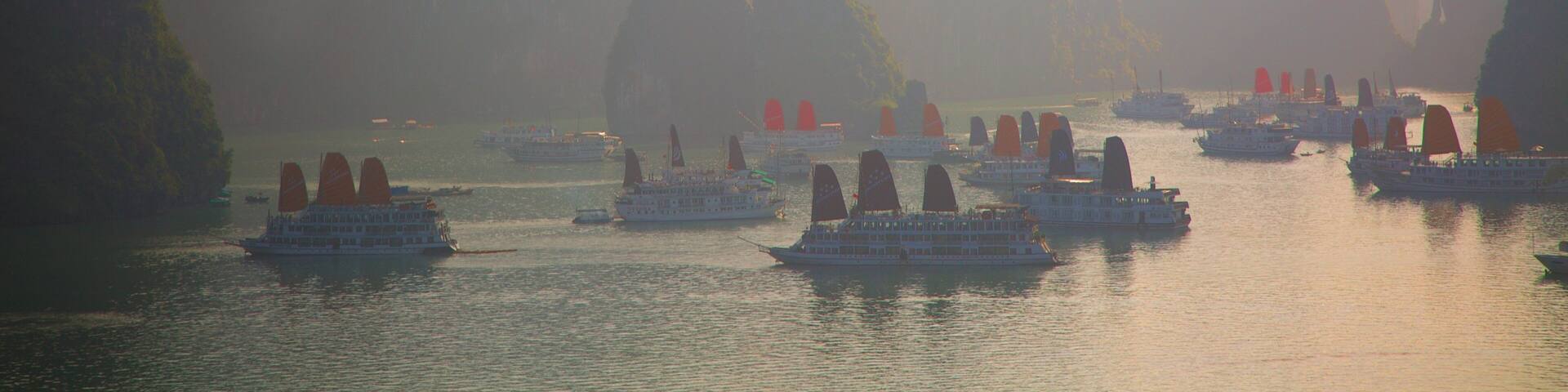 Baía de Halong caracterizando montanhas e uma baía ou porto