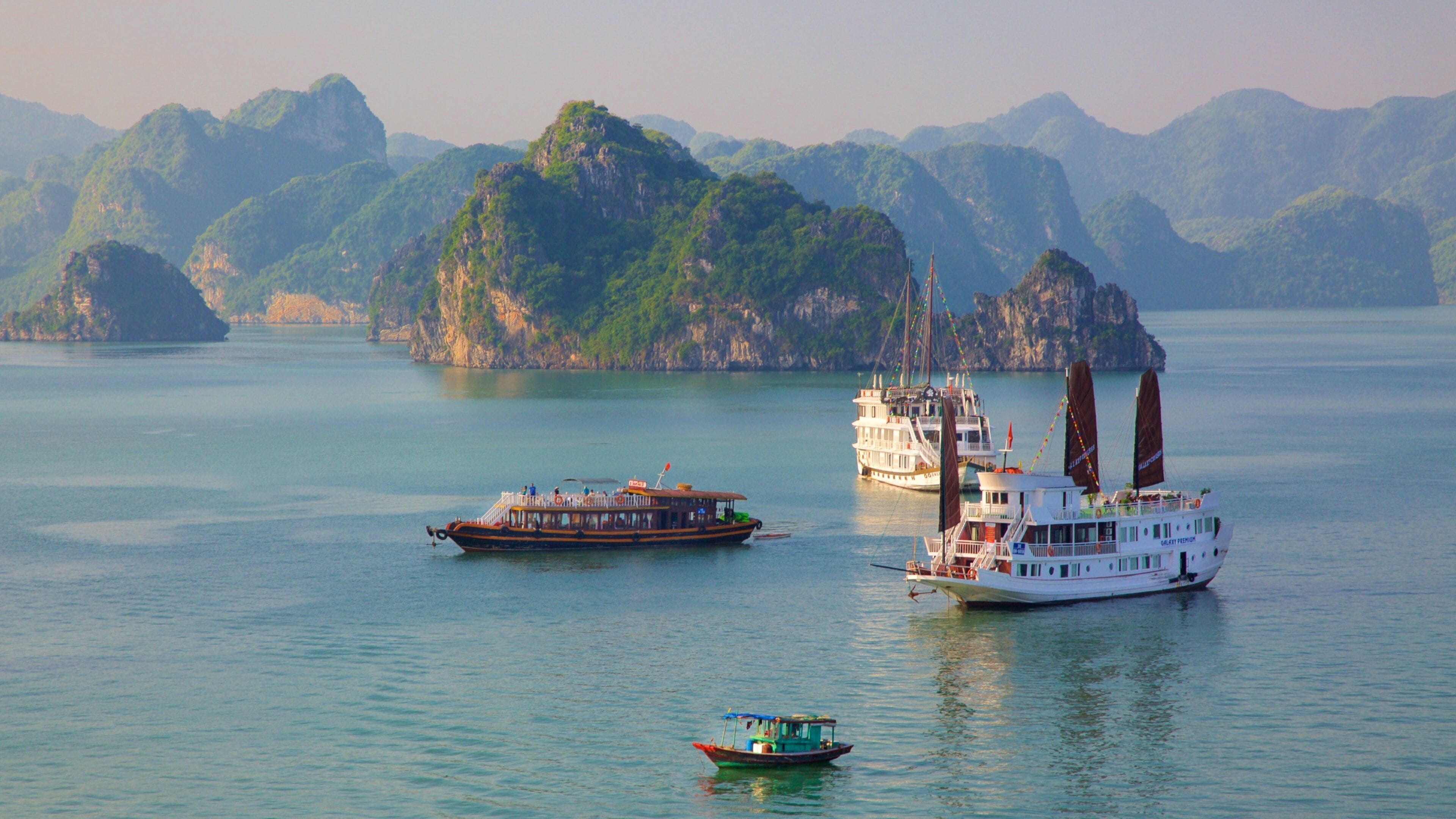 Halong Bay som viser bådsejlads og en bugt eller havn