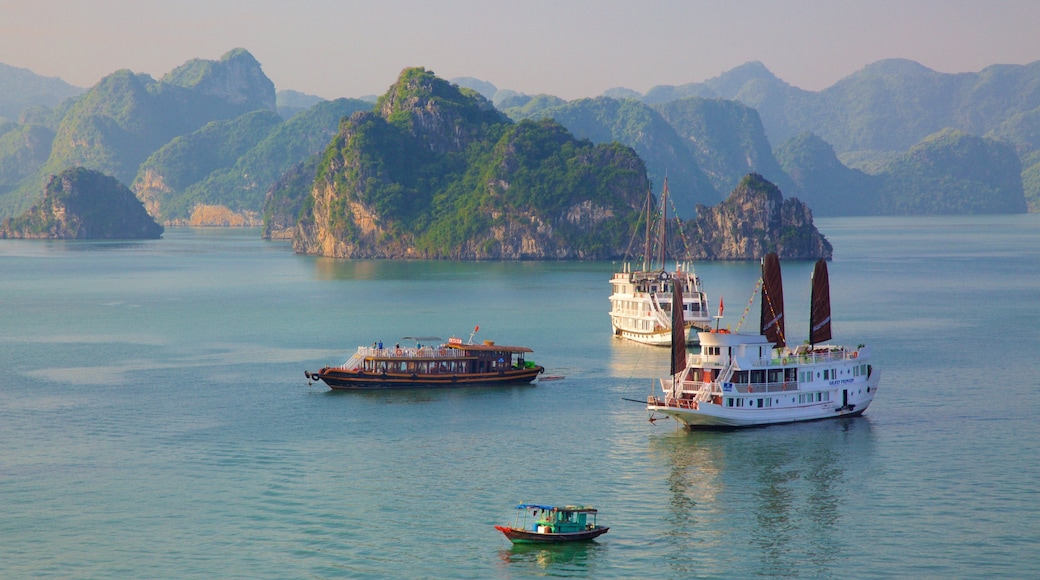 Halong Bay som viser bådsejlads og en bugt eller havn