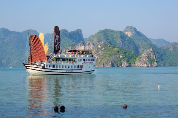 Baie d\'Halong qui includes baie ou port