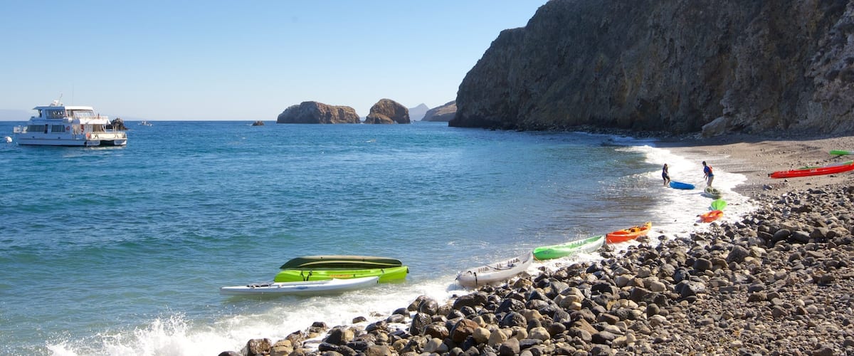 Channel Islands National Park toont algemene kustgezichten, een kiezelstrand en kajakken of kanoën