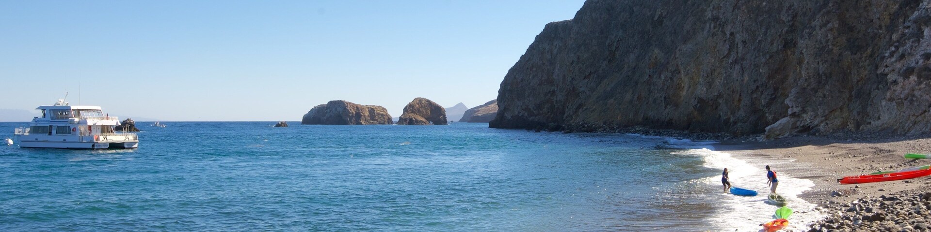 Parque Nacional de Channel Islands mostrando caiaque ou canoagem, paisagens litorâneas e litoral rochoso