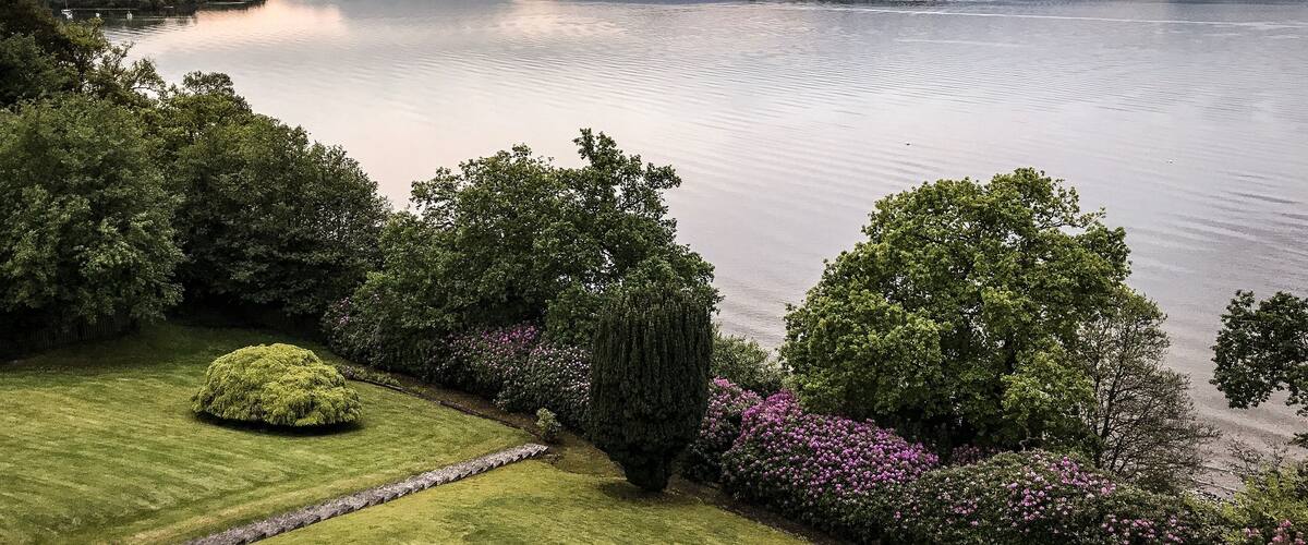 A lake surrounded by mountains and lush greenery.