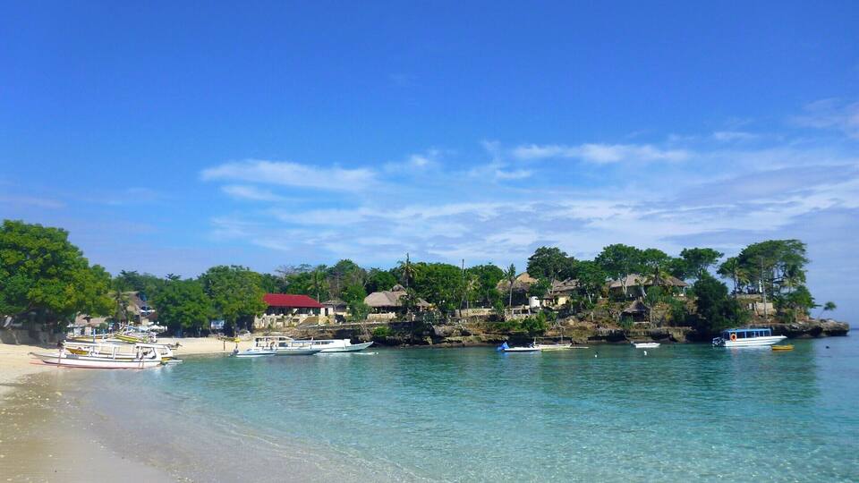 Cute little beach on Nusa Lembongan - beautiful calm turquoise water that's great for stand up paddleboarding but not much to see snorkel-wise.
#indonesia #nusalembongan #beach