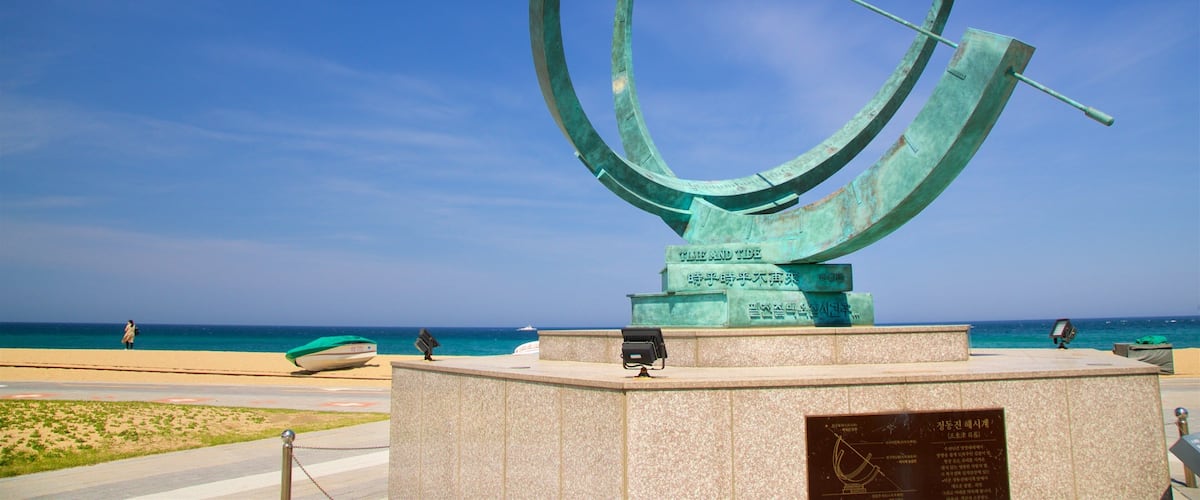 Gangneung showing a monument and general coastal views