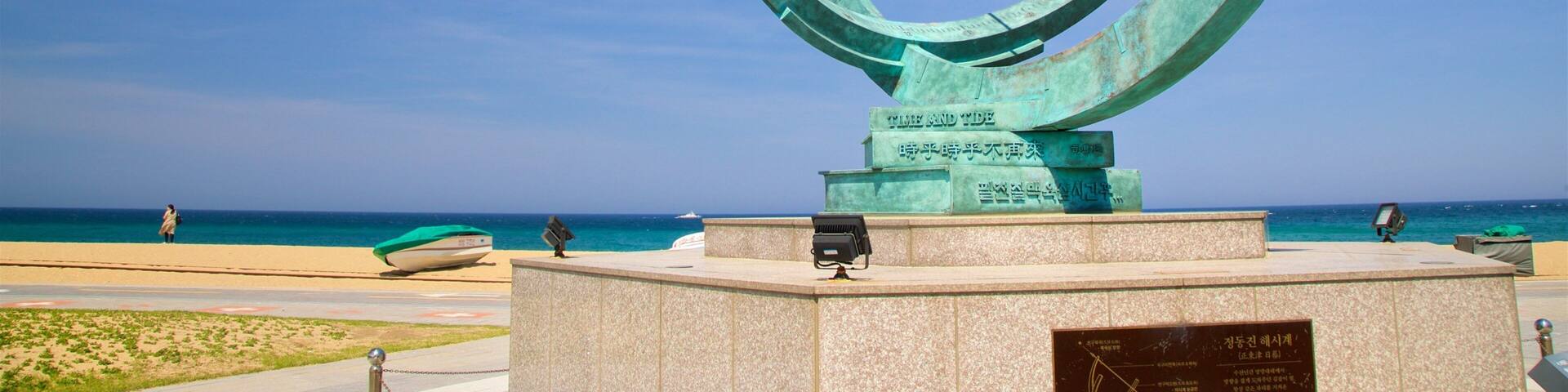 Gangneung showing a monument and general coastal views