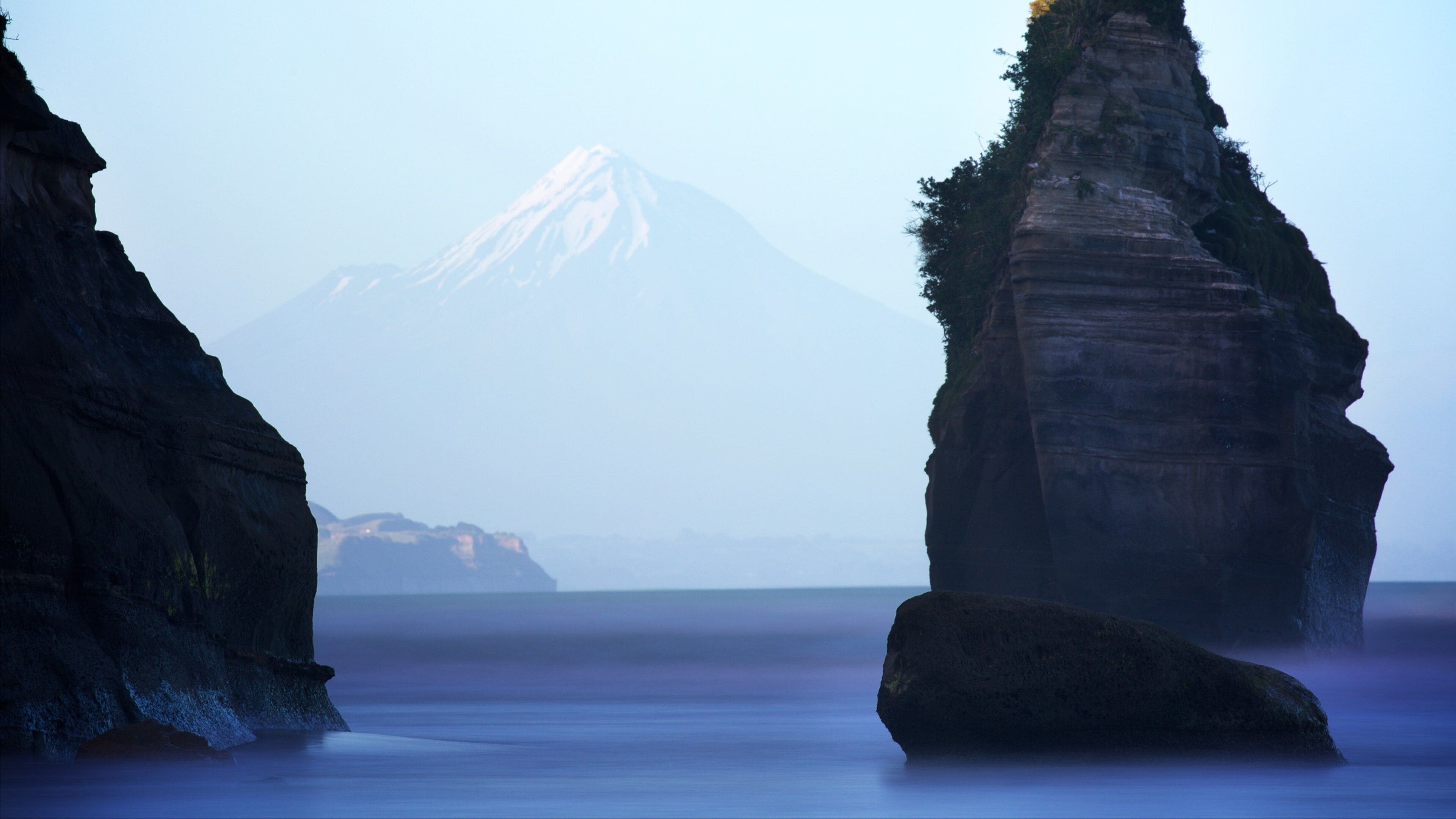 The Three Sisters showing general coastal views, mountains and rugged coastline