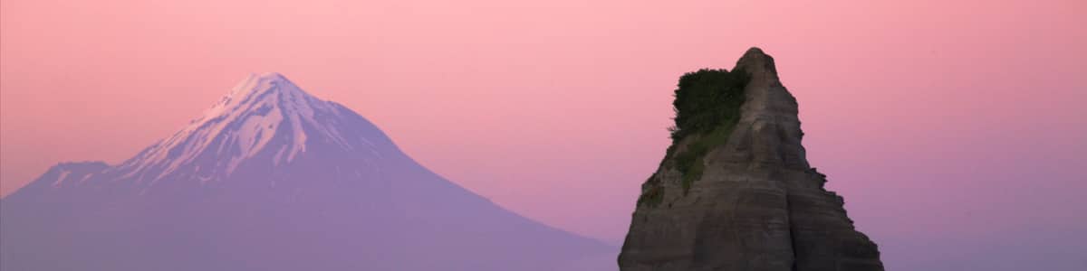 Tongaporutu das einen schroffe Küste, Brandung und Berge